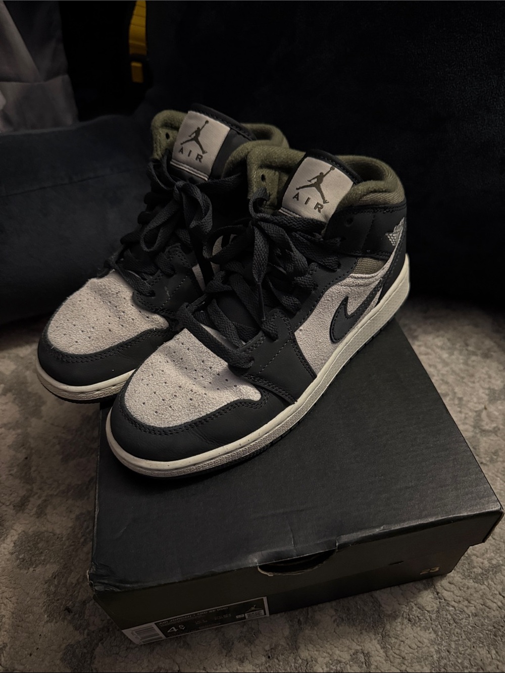 Air Jordan 1 mid se youth size